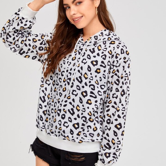 ✨Clearance✨ White leopard print hoodie - Picture 2 of 4
